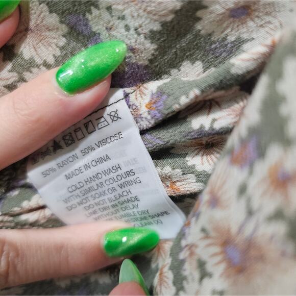 Rolla's Delilah Daisies Blouse in Olive - Picture 9 of 11